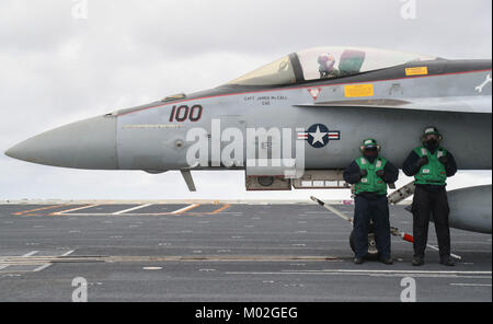 Segler, die 'Tomcatters' Strike Fighter Squadron (VFA) 31 für den Flugbetrieb auf der USS Gerald R. Ford's (CVN 78) Flight Deck vorbereiten. Stockfoto