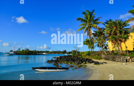 Mahebourg, Mauritius - Jan 9, 2017. Kajaks am Strand mit Palmen in Mahebourg, Mauritius. Mauritius ist ein wichtiges touristisches Ziel, Rang 3 in Stockfoto