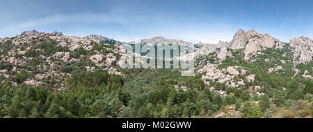 Panoramablick auf La Pedriza vom Giner de los Rios Zuflucht, in Tablada Mountains National Park in der Provinz Madrid, Spanien. Stockfoto