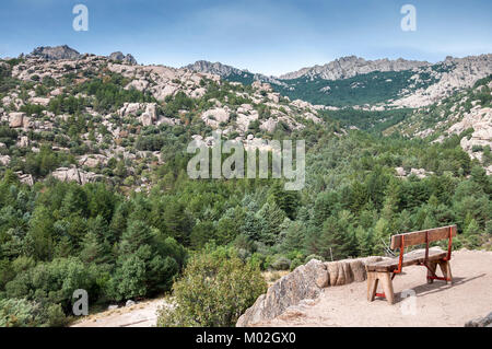 Blick auf La Pedriza vom Giner de los Rios Zuflucht, in Tablada Mountains National Park in der Provinz Madrid, Spanien. Stockfoto