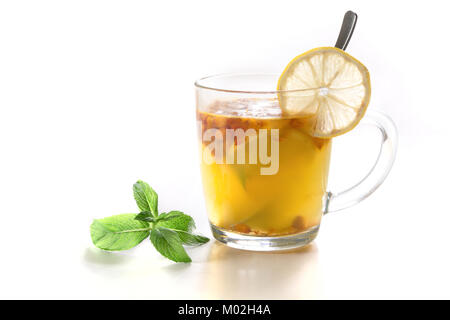 Tasse gesundes Getränk von seabuckthorn, Zitrone und Minze auf weißem Hintergrund. Stockfoto