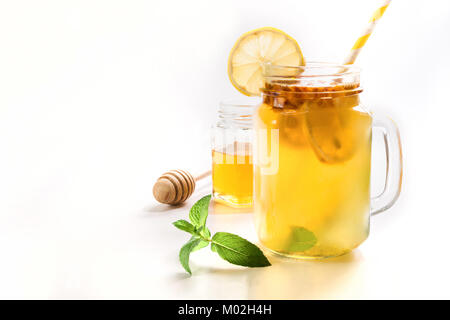Gesundes Getränk von seabuckthorn, Zitrone und Minze in Mason jar auf weißem Hintergrund. Stockfoto