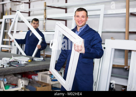 Junge Arbeitnehmer sind Überprüfung der PVC-Produktion in der Werkstatt. Stockfoto