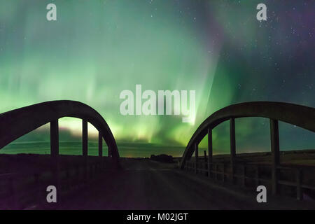 Aurora Borealis - das Nordlicht über eine alte, historische konkrete Brücke in der Nähe von Rush See, Saskatchewan Stockfoto