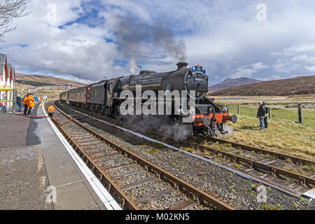 Schwarz fünf Dampfmaschine Nr. 44871 Köpfe eine Großbritannien IX Ausflug nach Kyle von Lochalsh in Highland Schottland, mit Pausen in Achnasheen auf Wasser zu nehmen Stockfoto