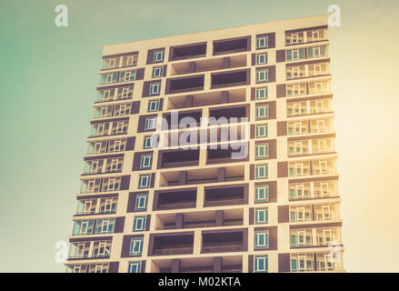 Schuss von unten für moderne und neue Wohnung Gebäude. Foto von hohen wohnblocks vor blauem Himmel. Goldene Stunde. Stockfoto