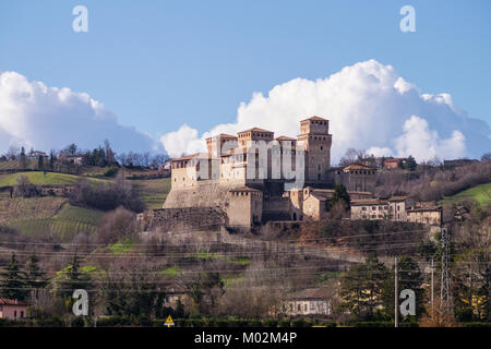 Schloss von Torrechiara, mittelalterliche Festung aus dem 15. Jahrhundert und Palast in Langhirano in der Nähe von Parma, Emilia Romagna, Norditalien, Außenansicht Stockfoto