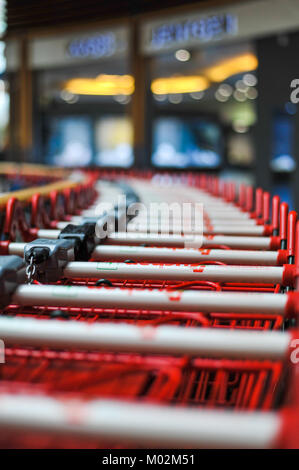 Einkaufswagen im Supermarkt Auchan, Luxemburg Stockfoto