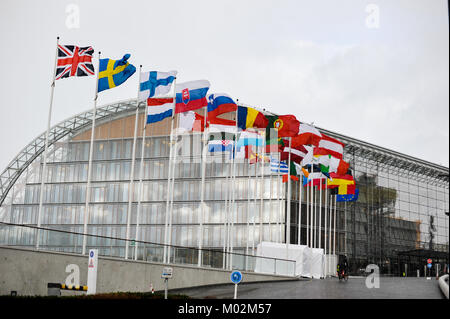 Die Fahnen der europäischen Länder gegenüber der Europäischen Investitionsbank, Luxemburg Stockfoto