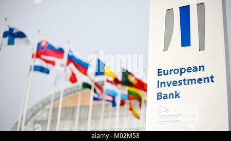 Die Fahnen der europäischen Länder gegenüber der Europäischen Investitionsbank, Luxemburg Stockfoto