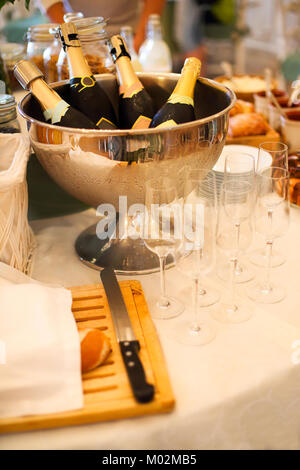 Champagner Flaschen und Gläser auf dem Tisch Stockfoto