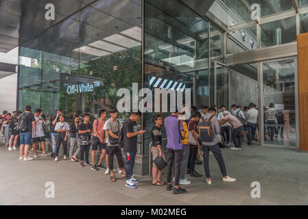 Die Menschen in den Straßen von Singapur Stockfoto