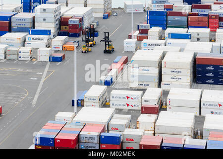 Container im Hafen von Napier eine wichtige Export und Import der Nabe auf der New Zealands Ostküste warten auf ein Schiff verladen werden zu können, Stockfoto