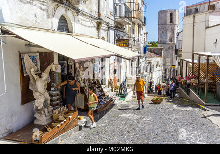 Italien, Apulien, Monte Sant'Angelo, Altstadt, San Michele Arcangelo Wachturm im Hintergrund Stockfoto