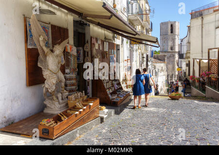 Italien, Apulien, Monte Sant'Angelo, Altstadt, San Michele Arcangelo Wachturm im Hintergrund Stockfoto