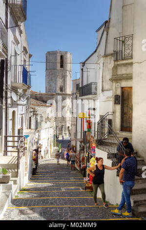 Italien, Apulien, Monte Sant'Angelo, Altstadt, San Michele Arcangelo Wachturm im Hintergrund Stockfoto