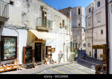 Italien, Apulien, Monte Sant'Angelo, Altstadt, San Michele Arcangelo Wachturm im Hintergrund Stockfoto