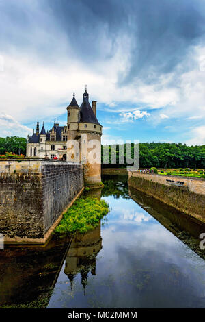 CHENONCEAU, Frankreich - ca. Juni 2014: Teil des Chateau de Chenonceau und Graben Stockfoto