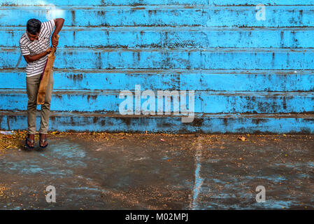 BENTOTA, SRI LANKA - ca. Dezember 2016: Sri Lankan Mann spielt Cricket Stockfoto