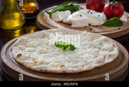 Pizza mit Käse Stockfoto