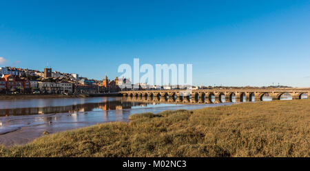 Die alte Brücke in Bideford mit der Stadt in der Ferne Stockfoto