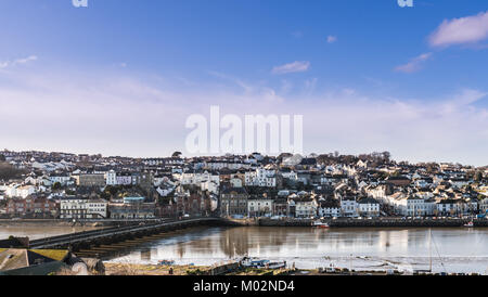 Die alte Brücke in Bideford mit der Stadt in der Ferne Stockfoto