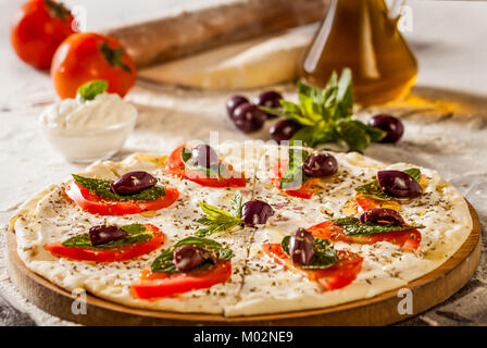 Pizza mit Oliven Stockfoto