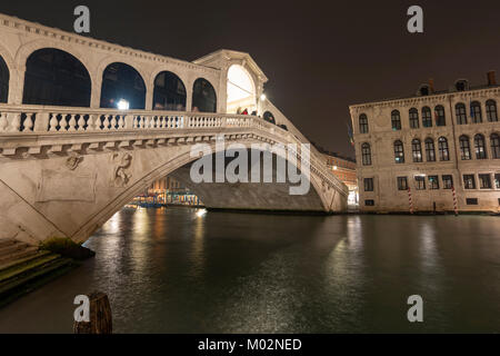 Der berühmten Rialto Brücke in Venedig bei Nacht Stockfoto