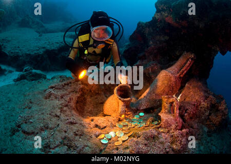 Scuba Diver entdecken Sie alte Amphoren des 2. Jh. V.CHR., Lykia, Mittelmeer, Türkei Stockfoto