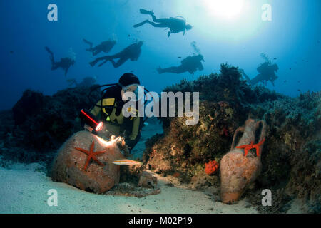 Scuba Diver entdecken Sie alte Amphoren des 2. Jh. V.CHR., Lykia, Mittelmeer, Türkei Stockfoto