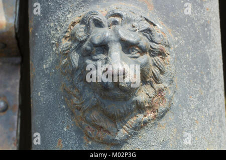 Alte Metall Leiter der Löwe Skulptur auf Gewehr Stockfoto