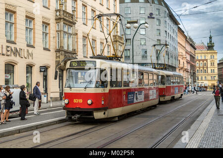 Eine Tatra T3R.P Straßenbahn fährt durch die Straßen von Prag, Prag, Tschechien Stockfoto