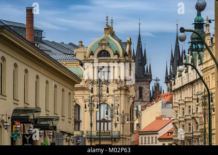 Gemeindehaus und dem Smetana Hall Konzerthalle mit der gotischen Türme der Kirche der Muttergottes vor dem Tyn in der Ferne Stockfoto