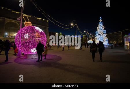 Genua (Genova), Italien, 28. Dezember 2017 - beleuchtete Weihnachtsbaum im alten Hafen (Porto Antico) von Genua, Italien. Stockfoto