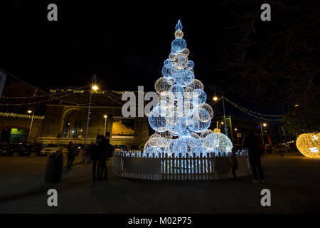 Genua (Genova), Italien, 28. Dezember 2017 - beleuchtete Weihnachtsbaum im alten Hafen (Porto Antico) von Genua, Italien. Stockfoto