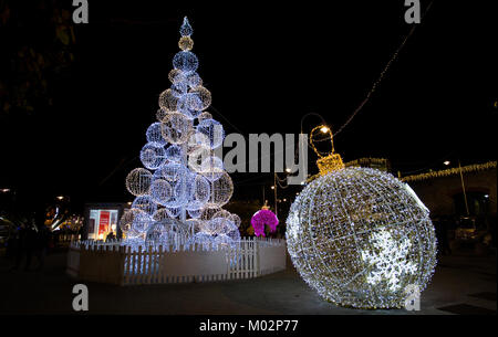 Genua (Genova), Italien, 28. Dezember 2017 - beleuchtete Weihnachtsbaum im alten Hafen (Porto Antico) von Genua, Italien. Stockfoto