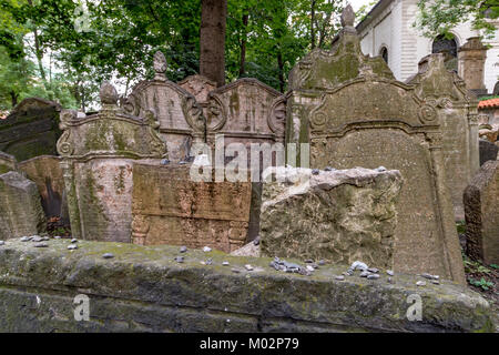 Tausende von schiefen Grabsteine auf dem Alten Jüdischen Friedhof, Prag, Tschechische Republik Stockfoto