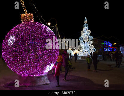 Genua (Genova), Italien, 28. Dezember 2017 - beleuchtete Weihnachtsbaum im alten Hafen (Porto Antico) von Genua, Italien. Stockfoto