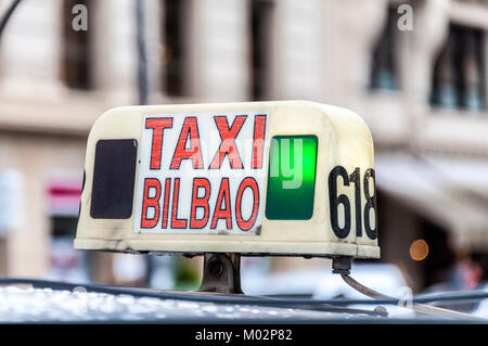 Taxi Bilbao Licht Zeichen auf dem Dach von Taxi in der spanischen Stadt des Baskenlandes Stockfoto