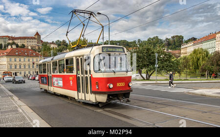 Eine Tatra T3R.P Straßenbahn fährt durch die Straßen von Prag, Tschechien Stockfoto