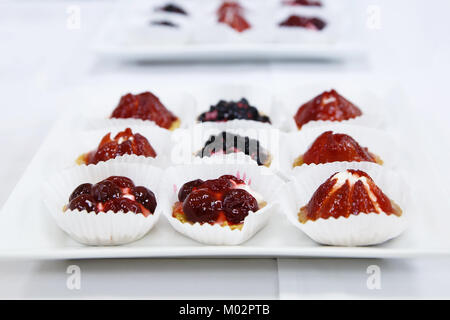 Catering süße Frucht und Berry Torten dessert Fach sortiert auf weißen Tisch Stockfoto