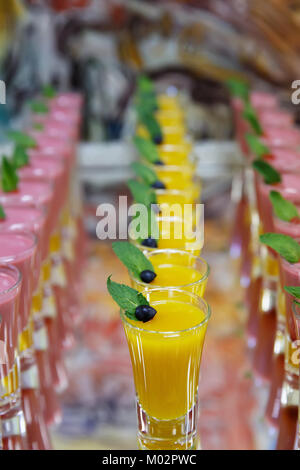 Catring farbigen Früchten mousse Dessert im Glas auf Spiegel backgroung Stockfoto