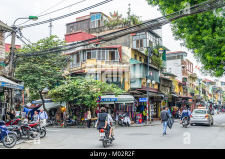 Hanoi, Vietnam - November 5,2017: Blick auf viel Verkehr in einer Kreuzung mit viele Motorräder und Fahrzeuge in Hanoi Old Quarter, Hauptstadt von Vietnam. Stockfoto