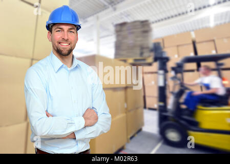 Manager arbeitet vor Ort im Lager eines Industrieunternehmens Stockfoto