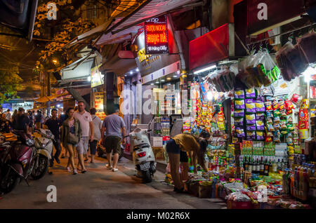 Hanoi, Vietnam - November 5,2017: Nacht street view in Hanoi Old Quarter, Menschen um ihn herum erkunden können. Stockfoto