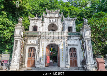 Hanoi, Vietnam - November 1,2017: Eingang der Quan Thanh Tempel, es ist ein taoistischer Tempel in Hanoi, Vietnam. Stockfoto