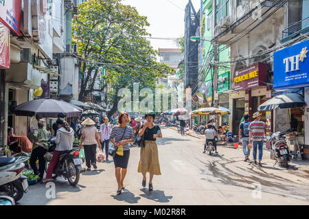 Hanoi, Vietnam - Oktober 31,2017: Blick von Street View in Hanoi Old Quarter, Hauptstadt von Vietnam. Die Menschen sehen die Erkundung um ihn herum. Stockfoto