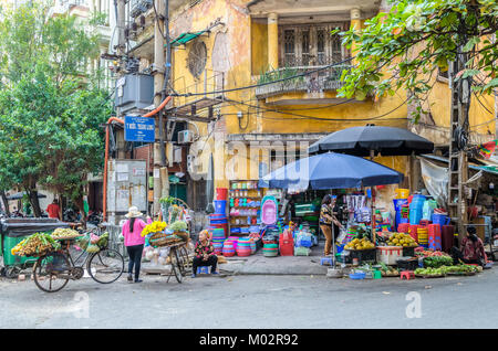 Hanoi, Vietnam - Oktober 31,2017: Lokale tägliche Leben der Morgen Street Market, Straßenhändler, die verschiedenen Arten der Früchte von Ihrem Fahrrad. Stockfoto