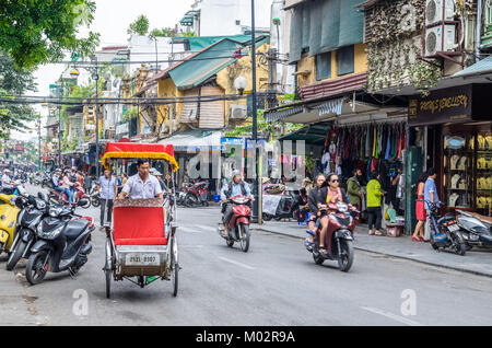 Hanoi, Vietnam - November 5,2017: Blick auf viel Verkehr mit vielen Motorräder und Fahrzeuge in Hanoi Old Quarter, Hauptstadt von Vietnam. Stockfoto