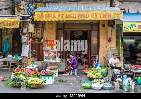 "Hanoi, Vietnam-Nov 2,2017: Besetzt lokalen Alltag der Morgen Street Market in Hanoi, Vietnam. Eine geschäftige Menschenmenge der Verkäufer und Käufer auf dem Markt. Stockfoto